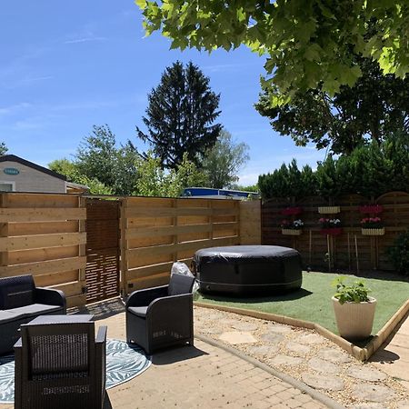 Havre De Paix Bord De Saone Avec Jacuzzi Hotel Massieux Bagian luar foto